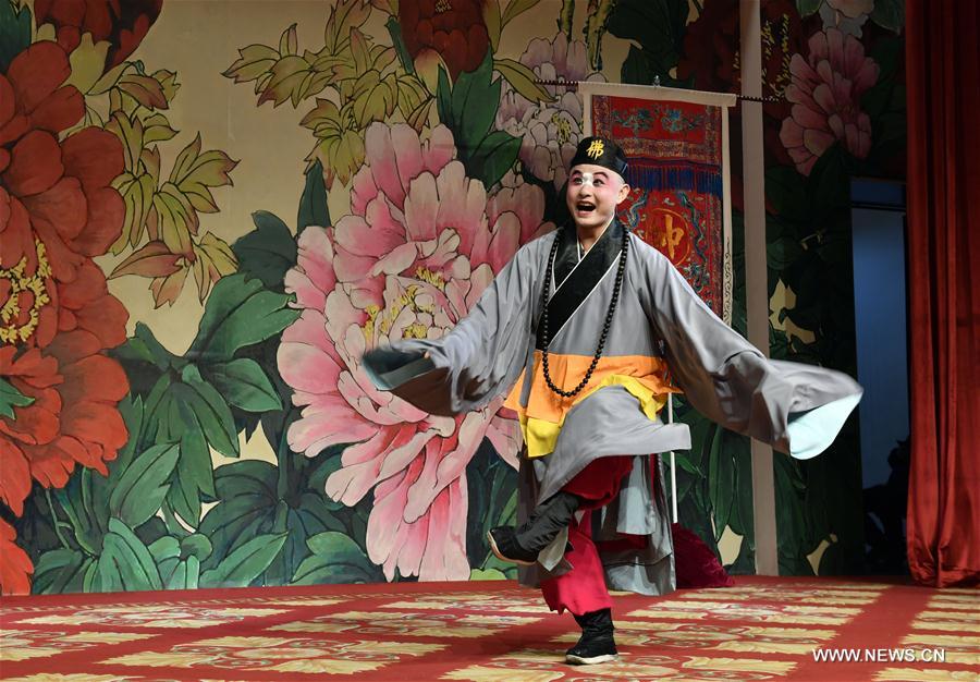 CHINA-BEIJING-PEKING OPERA-WOMEN'S DAY-WORKER-VISIT (CN)