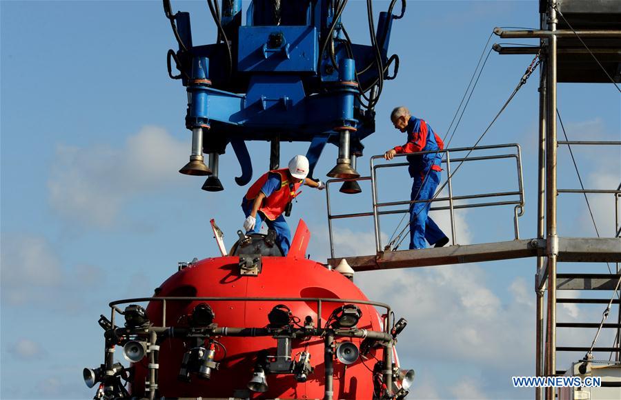 CHINA-SOUTH CHINA SEA-DEEP SEA WARRIOR-ELDER ACADEMICIAN-DIVE (CN)