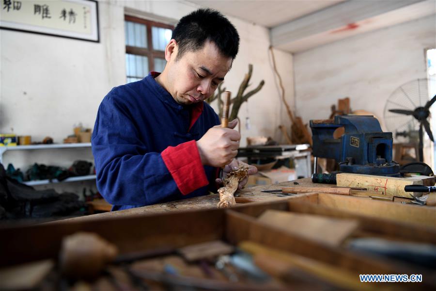 CHINA-ANHUI-JINGXIAN-WOODCARVING (CN)