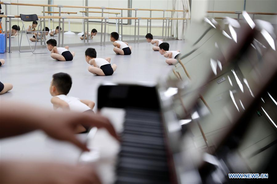 CHINA-SHANGHAI-BALLET-BOY DANCERS (CN)