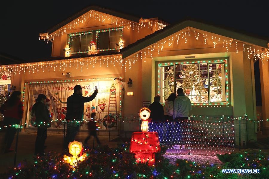 U.S.-SOUTH SAN FRANCISCO-CHRISTMAS-DECORATIONS