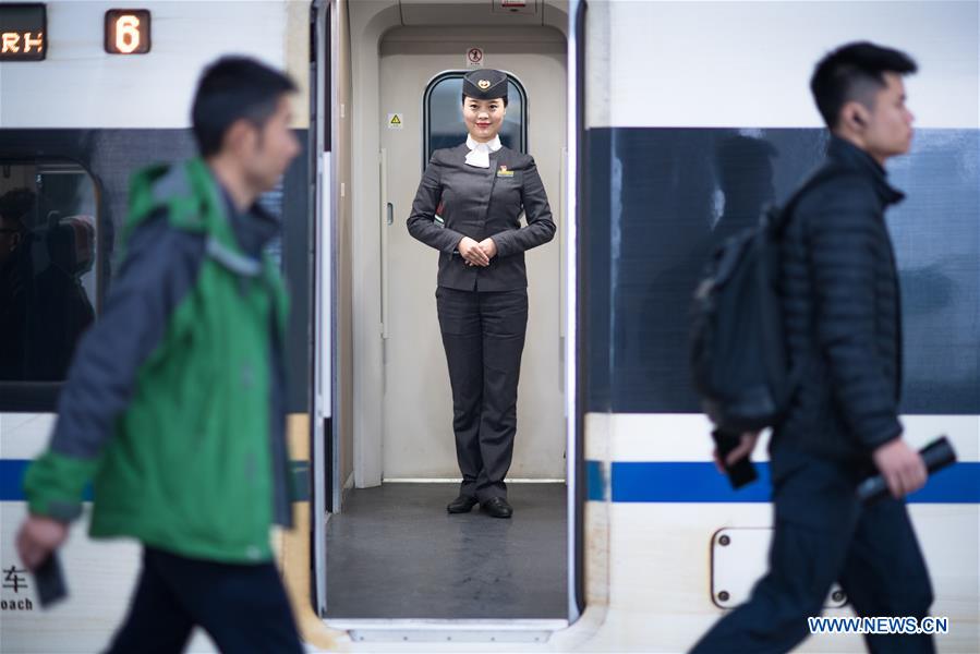 CHINA-HUBEI-SPRING FESTIVAL TRAVEL RUSH-WORKERS BEHIND THE SCENES (CN)