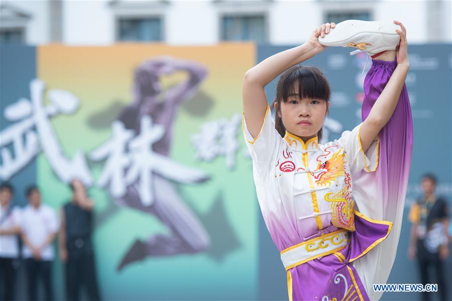 CHINA-MACAO-DRAGON-LION-DANCE-PARADE (CN)