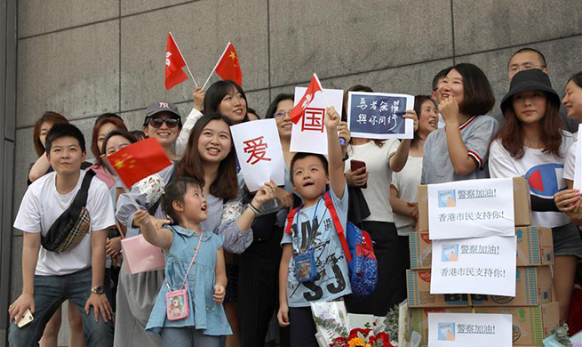 Hong Kong residents gather to support police