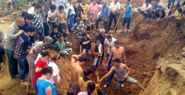 河南西平工地挖出铜钱 上百村民挖宝论斤卖