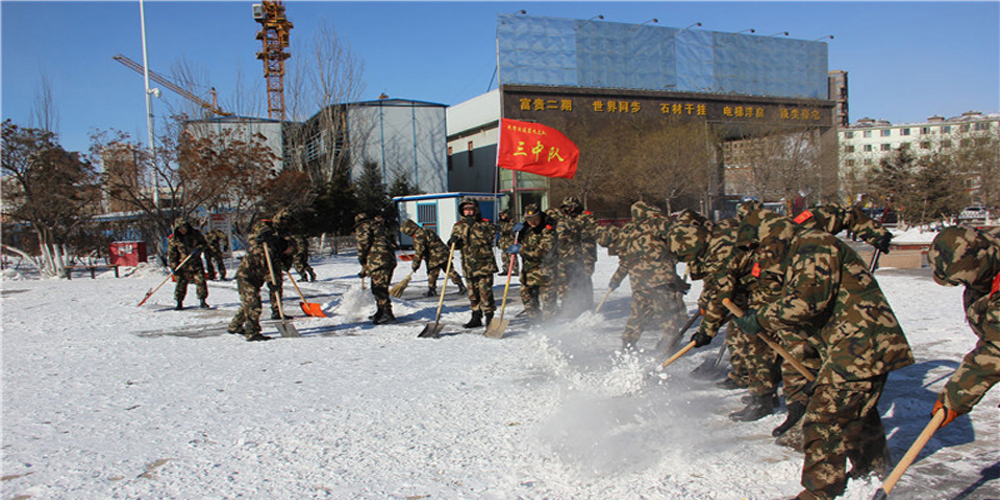 武警官兵助民除雪