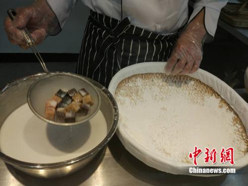 制作元宵时，首先要将馅料做好，沾上水，再投进盛满糯米粉的笸箩内摇。<a target='_blank'  ><p  align=