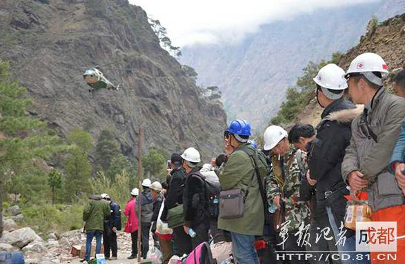 2015年4月，因地震被困尼泊尔的中国公民准备登机