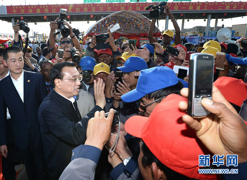 5月5日，中国国务院总理李克强与埃塞俄比亚总理海尔马里亚姆共同出席亚的斯亚贝巴-阿达玛高速公路一期竣工揭牌典礼，并为二期工程开工奠基剪彩。这是典礼结束后，李克强同工程施工人员亲切交谈。新华社记者 李涛 摄 