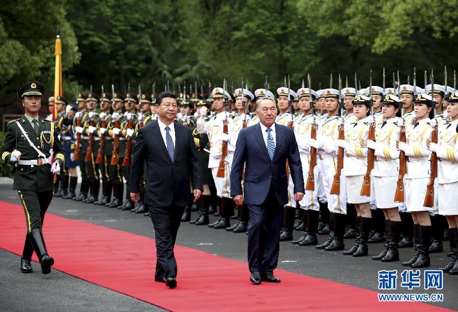 5月19日，国家主席习近平在上海同哈萨克斯坦总统纳扎尔巴耶夫举行会谈。这是会谈前，习近平在上海西郊会议中心广场为纳扎尔巴耶夫举行欢迎仪式。新华社记者 姚大伟 摄 