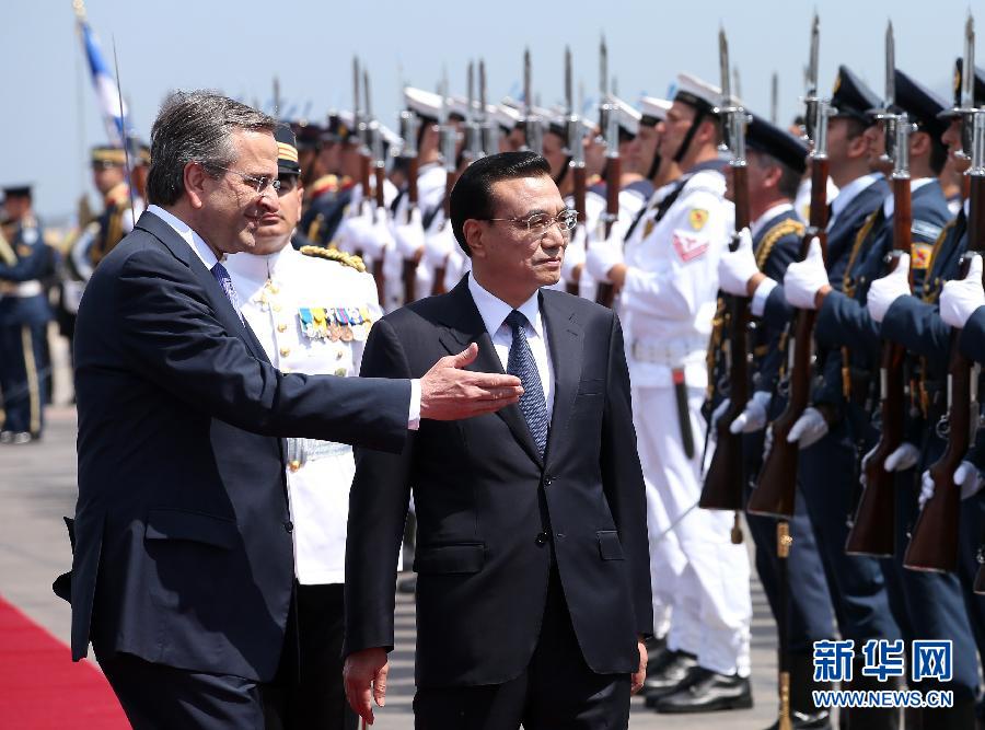 6月19日，国务院总理李克强乘专机抵达雅典国际机场，开始对希腊进行正式访问。希腊总理萨马拉斯在机场为李克强举行隆重的欢迎仪式。这是李克强在萨马拉斯的陪同下检阅仪仗队。新华社记者 庞兴雷 摄  