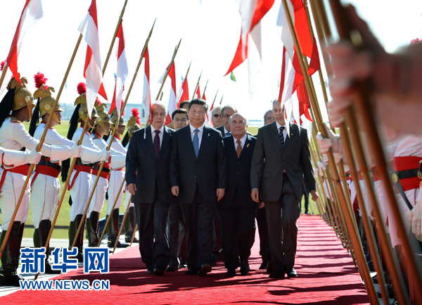 7月16日，国家主席习近平在巴西利亚会见巴西参议长卡列罗斯和众议长阿尔维斯。这是习近平步入国会大厦。 新华社记者 刘建生 摄 