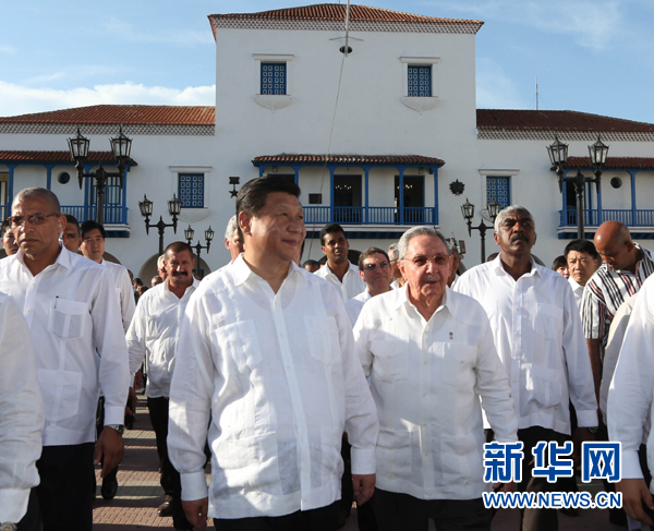 当地时间7月23日，国家主席习近平在古巴国务委员会主席兼部长会议主席劳尔·卡斯特罗全程陪同下，访问古巴第二大城市、被称为“英雄城”的圣地亚哥。这是习近平和劳尔参观圣地亚哥市政府。新华社记者兰红光 摄