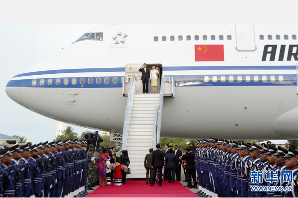 9月14日，国家主席习近平抵达马累，开始对马尔代夫进行国事访问。习近平和夫人彭丽媛在机场受到马尔代夫总统亚明夫妇的热情迎接。 新华社记者 张铎 摄