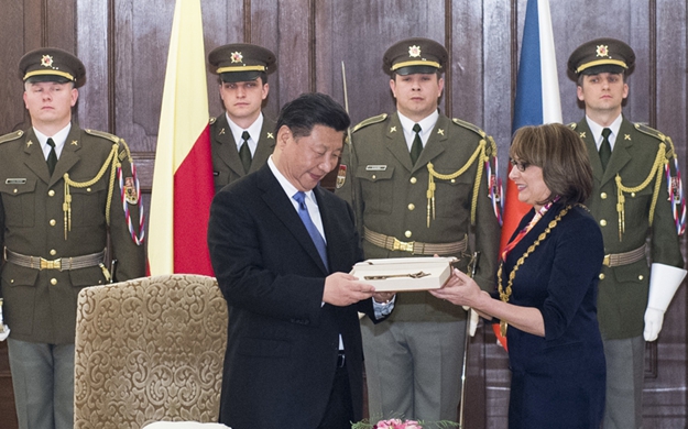 习近平接受布拉格城市钥匙